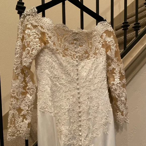 One of a kind size 2 Wedding Gown Street Size 0 Off the Shoulder NWT Pearl Bead